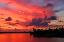 Un tramonto infuocato navigando attorno alle isole San Blas, Panama.


