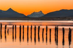 Tramonto infuocato sul Golfo Almirante Montt a Puerto Natales in Cile.