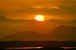 Tramonto infuocato sul lago di Scutari in Albania, al confine con il Montenegro