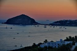 Tramonto ad Ischia: il piccolo paese di Sant'Angelo in una foto panoramica serale.