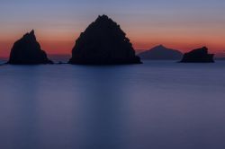 Tramonto sull'isola di Lemnos, Grecia - Al calar del sole alcune rocce disegnano la loro silhouette sull'acqua dell'Egeo creando un'atmosfera suggestiva © yiannisscheidt ...