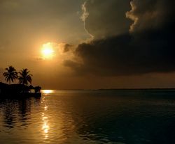 Tramonto alla Maldive fotografato dalla spiaggia ...