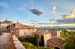 Tramonto nel villaggio di Barjac tre le colline della Provenza nord-occidentale, Francia