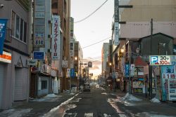 Tramonto nella città di Kushiro, Hokkaido, Giappone. Conosciuta per via della pesca in alto mare, Kushiro è nota anche per le sue nebbie - © twoKim images / Shutterstock.com ...