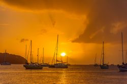 Tramonto romantico a Rodney Bay, la loalità turistica più famosa dell'isola di Saint Lucia.