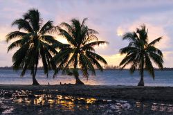 Un tramonto romantico alle Isole della Società: siamo a Huahine.