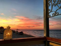 Tramonto romantico sulla spiaggia di Marotta, Marche. Marotta è una meta perfetta per trascorrere le vacanze alternando il mare alle visite dell'entroterra.
