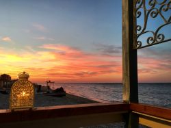 Tramonto romantico sulla spiaggia di Marotta, Marche. Marotta è una meta perfetta per trascorrere le vacanze alternando il mare alle visite dell'entroterra.
