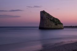 Tramonto salentino a Torre Pali, provincia di Lecce, Puglia. Siamo a poco distanza da Santa maria di Leuca e Gallipoli. La località di Torre Pali prende il nome da una antica torre di ...