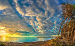 Tramonto spettacolare sulla costa di Marina di Cecina in Toscana, provincia di Grosseto