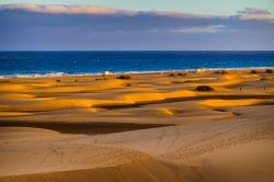 Tramonto spettacolare sulle dune di Maspalomas, punta meridionale di Gran Canaria.