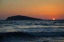 Tramonto su Kantouni Beach, isola di Kalymnos, Grecia.
