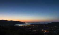 Tramonto su Marina di Campo: questa località, fra le più turistiche dell'Elba, possiede la maggior spiaggia dell'isola per estensione con i suoi 1850 metri di sabbia bianca ...