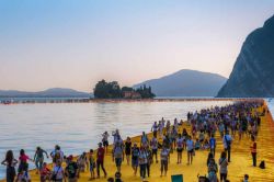 Tramonto su Monte Isola e le Floating Piers, le Passerelle galleggiani di Christo sul Lago di Iseo - © Alexandre Rotenberg / Shutterstock.com 