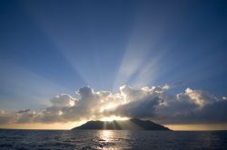 Tramonto su Silhouette Island, Seychelles (Africa). Il nome di quest'isola deriva da Etienne de Silhouette, ministro di Luigi XV° che si occupava delle finanze del regno di Francia - Alexey ...