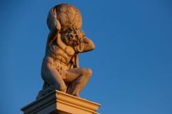 Tramonto su una moderna statua di Atlante che sorregge il mondo, Corinto (Grecia) - © Logan Bush / Shutterstock.com