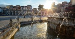 Tramonto su un'antica fontana nel centro di Sulmona, Abruzzo.  