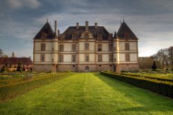 Tramonto sul castello di Cormatin in Borgogna, Francia. Siamo nel cuore del sud della Borgogna dove questo maniero è uno dei gioielli architettonici più visitati di Francia.
