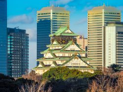 Tramonto sul castello di Osaka, Giappone: l'edificio centrale è alto cinque piani all'esterno e otto all'interno - © Daniel De Petro / Shutterstock.com