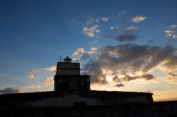 Tramonto sul faro di Capo Mannu a San Vero Milis in Sardegna