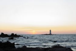 Tramonto sul faro di Mangiabarche a Calasetta, Sardegna. Soggetto fra i più fotografati di Calasetta, questo faro è considerato uno dei più romantici del mondo.

