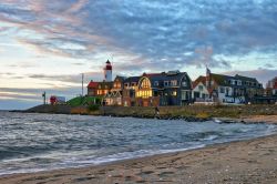 Tramonto sul faro di Urk visto dalla spiaggia del lago IJsselmeer, provincia di Flevoland, Paesi Bassi - © fokke baarssen / Shutterstock.com