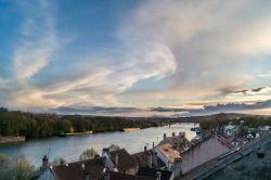 Tramonto sul fiume Senna a Conflans-Sainte-Honorine, Francia.
