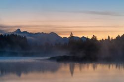 Un pittoresco tramonto sul lago Geroldsee tra Garmish e Mittenwald, Baviera (Germania) - © Michael Thaler / Shutterstock.com