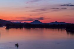 Tramonto sul lago a Little Rock, Arkansas (Stati Uniti d'America). Il nome Little Rock deriva da una piccola formazione rocciosa situata sulla riva meridionale del fiume Arkansas.



 ...