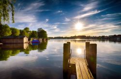 Tramonto sul lago con un pontile in legno a Malchow, Meclemburgo-Pomerania (Germania).
