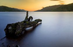 Il calare della notte sul Loch Ness, presso Fort Augustus - le scure e torbide acque del Loch Ness al tramonto. Un luogo di mistero e leggende che, ogni anno, attira la curiosità di migliaia ...