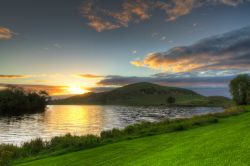 Tramonto sul lago Lough Gur a Limerick, Irlanda. Uno scenario idilliaco offerto da questo bacino d'acqua famoso per i ritrovamenti preistorici effettuati nelle zone vicine alle sue sponde.



 ...