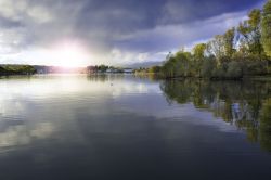 Tramonto sul lago Maggiore alla bocca del fiume Ticino: una bella veduta da Sesto Calende, Varese, Lombardia.

