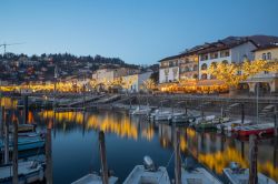 Tramonto sul lago durante il periodo natalizio a Ascona, Svizzera. Una bella immagine del lungolago di Ascona con le decorazioni e le luminarie che addobbano strade e locali durante il Natale ...