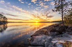 Tramonto sul Lago Saimaa, il più grande lago della Finlandia, al confine con la Russia