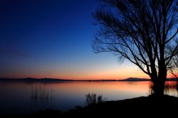 Tramonto sul Lago Trasimeno fotografato dalla costa di Vernazzano in Umbria