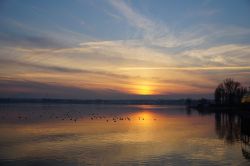 Tramonto sul Lago Trasimeno vicino a Magione, in Umbria