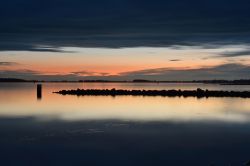 Tramonto sul lago Veerse nella regione di Zeeland, Paesi Bassi. Fa parte del delta del Reno, della Mosa e della Schelda; meta di pescatori e di chi pratica il windsurf, la canoa e lo sci nautico, ...