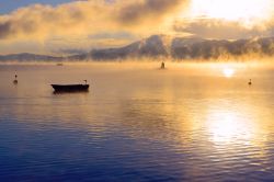 Tramonto sul lago Woerther see fotografata dalla cittadina di Velden in Austria - © Yuriy Chertok / Shutterstock.com