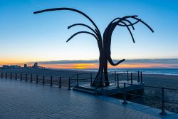 Tramonto sul lungomare di Ostenda (Belgio) con la skyline della città sullo sfondo. In primo piano, opera d'arte "Onde Danzanti" di Patrick Steen installata nel 2008 - © ...