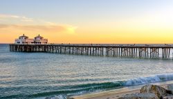 Tramonto sul molo di Malibu, Los Angeles, California.
