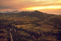 Tramonto sul Santuario della Madonna della Guardia e le colline di Gavi in Piemonte