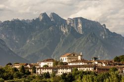 Tramonto sul villaggio di Mel, Dolomiti, Veneto. Il borgo vanta origini antichissime: i primi abitanti si stabilirono in questi territori attorno all'VIII° secolo a.C.
