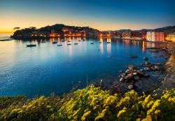 Tramonto sulla Baia del Silenzio a Sestri Levante, Liguria. E' definita la "città dei due mari" per la sua particolare posizione geografica: si affaccia infatti da un lato ...