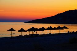 Tramonto sulla bella spiaggia di Himare in Albania