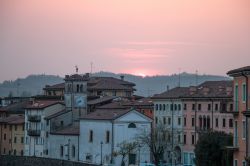 Tramonto sulla città di Pescantina, provincia di Verona, Veneto.

