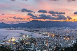 Un tramonto colorato sulla città e il porto di Palermo in Sicilia