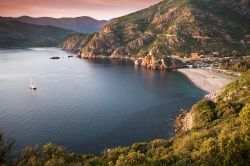 Tramonto sulla cittadina di Porto, Corsica.  Porto, così come Ota, è una piccola realtà turistica in cui si può entrare in contatto con la parte più selvaggia ...