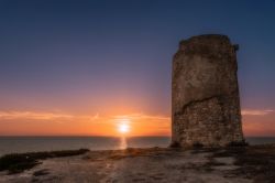 Tramonto sulla costa di San Vero Milis presso la torre di Sa Mora, Sardegna occidentale