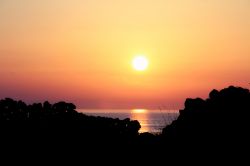 Tramonto sulla costa rocciosa di Marina di San Gregorio nel Salento